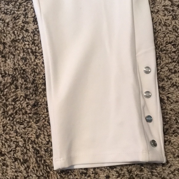 PETER NYGARD LUXE SLIMS. NWT. Size Medium 10/12. White Capris. - Picture 7 of 7